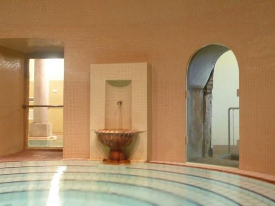 brad-pitt-and-angelina-jolies-favorite-spalukacs-thermal-bath-and-swimming-pool-budapest4-600x450.jpg